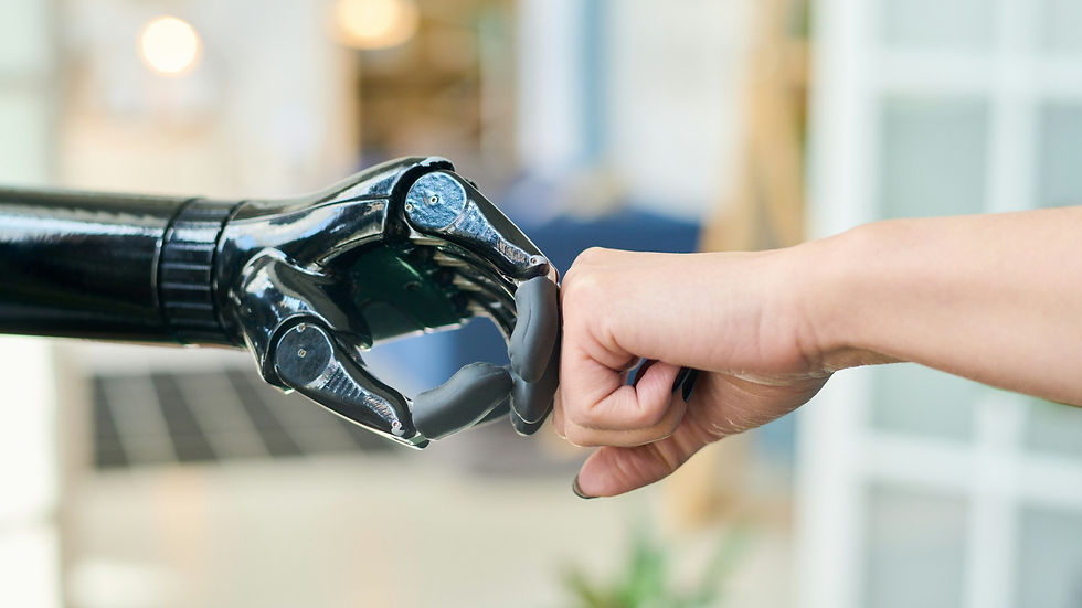 Roboterhand und menschliche Hand berühren sich mit einer Faustgeste, symbolisch für die Zusammenarbeit zwischen künstlicher Intelligenz und Menschen beim Lernen und Arbeiten.