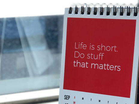 Kalender mit der Aufschrift „Life is short do stuff that matters“ als Symbol für Sinn in der Arbeit und bewusste berufliche Entscheidungen