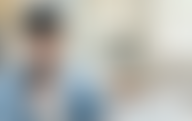 Jugendliche Person sitzt am Laptop und spricht in ein Smartphone, Symbol für die Nutzung von Künstlicher Intelligenz zur Vorbereitung auf Bewerbungen und Gespräche.