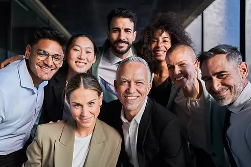 cheerful-portrait-of-group-of-businesspeople-takin-2024-12-08-01-10-25-utc copia.webp