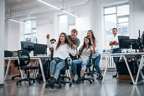 positive-young-people-have-fun-at-break-time-in-th-2025-03-18-19-34-25-utc copia.webp