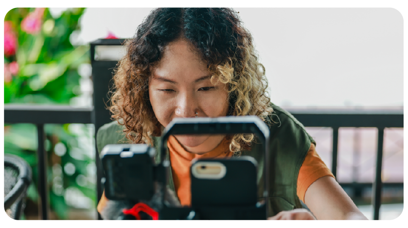 Joven chica trabajando en redes sociales