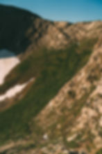 Une fois la vingtaine de mètres d'altitude perdue, vous faites face au chemin qui remonte juste après la crête.