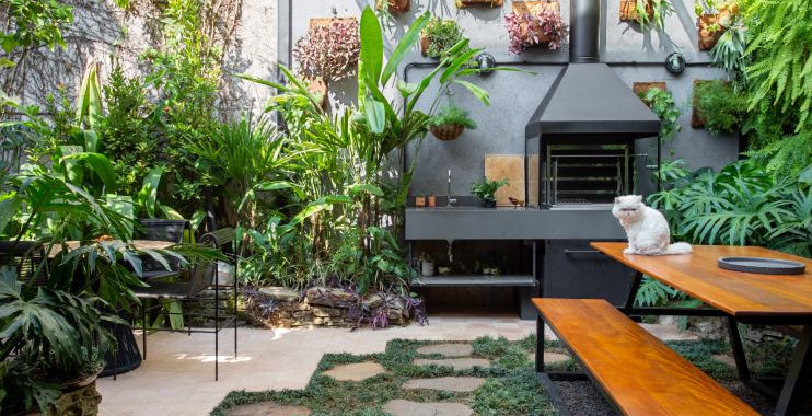 Coworking em São Paulo (Perdizes): Mitos, Verdades e a Revolução do Espaço de Trabalho Que Sua Agência Precisa. O mercado de trabalho em São Paulo é uma selva. Cada profissional autônomo, freelancer ou pequena agência de publicidade sabe que sobreviver e prosperar exige mais do que talento. Exige um ambiente que inspire, conecte e potencialize. Mas, convenhamos, o conceito de coworking que muitos conhecem – aquele lugar barulhento, com centenas de mesas em um galpão e uma fila interminável para o café – pode não ser o ideal para quem busca foco e um toque de sofisticação. E se eu te dissesse que existe um lugar em São Paulo que quebra essa ideia? Um espaço que foge do comum, que une a funcionalidade de um escritório de alto padrão com a leveza e o charme de um refúgio urbano? Bem-vindo ao Abby Refúgio, em Perdizes. Nós entendemos o ritmo de São Paulo. Entendemos a necessidade de agilidade, de networking qualificado e, principalmente, de um ambiente que respire design e funcionalidade, fatores que impactam diretamente a sua autoridade perante os clientes.