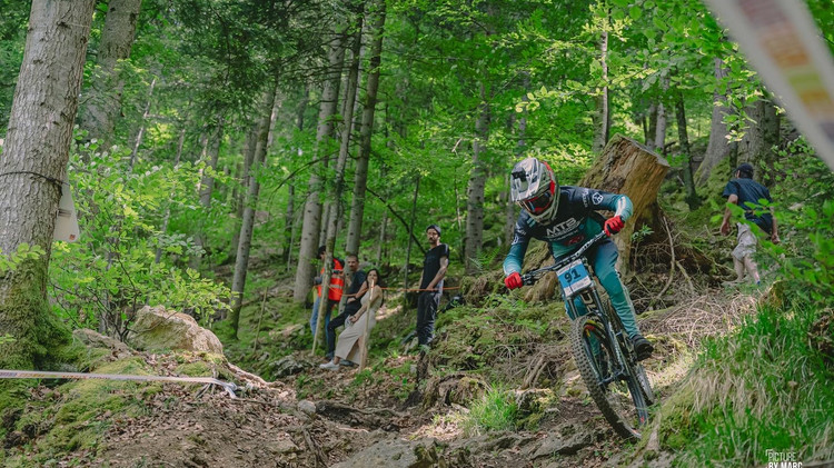 Neil Huber in Action auf seinem Downhillbike im Steinfeld in Buttes