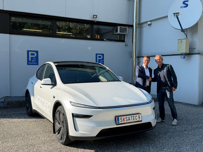 Herr Preiss ist künftig vollelektrisch für SATEC unterwegs. Wir wünschen viel Freude mit dem neuen Firmenwagen und allzeit gute, unfallfreie Fahrt!