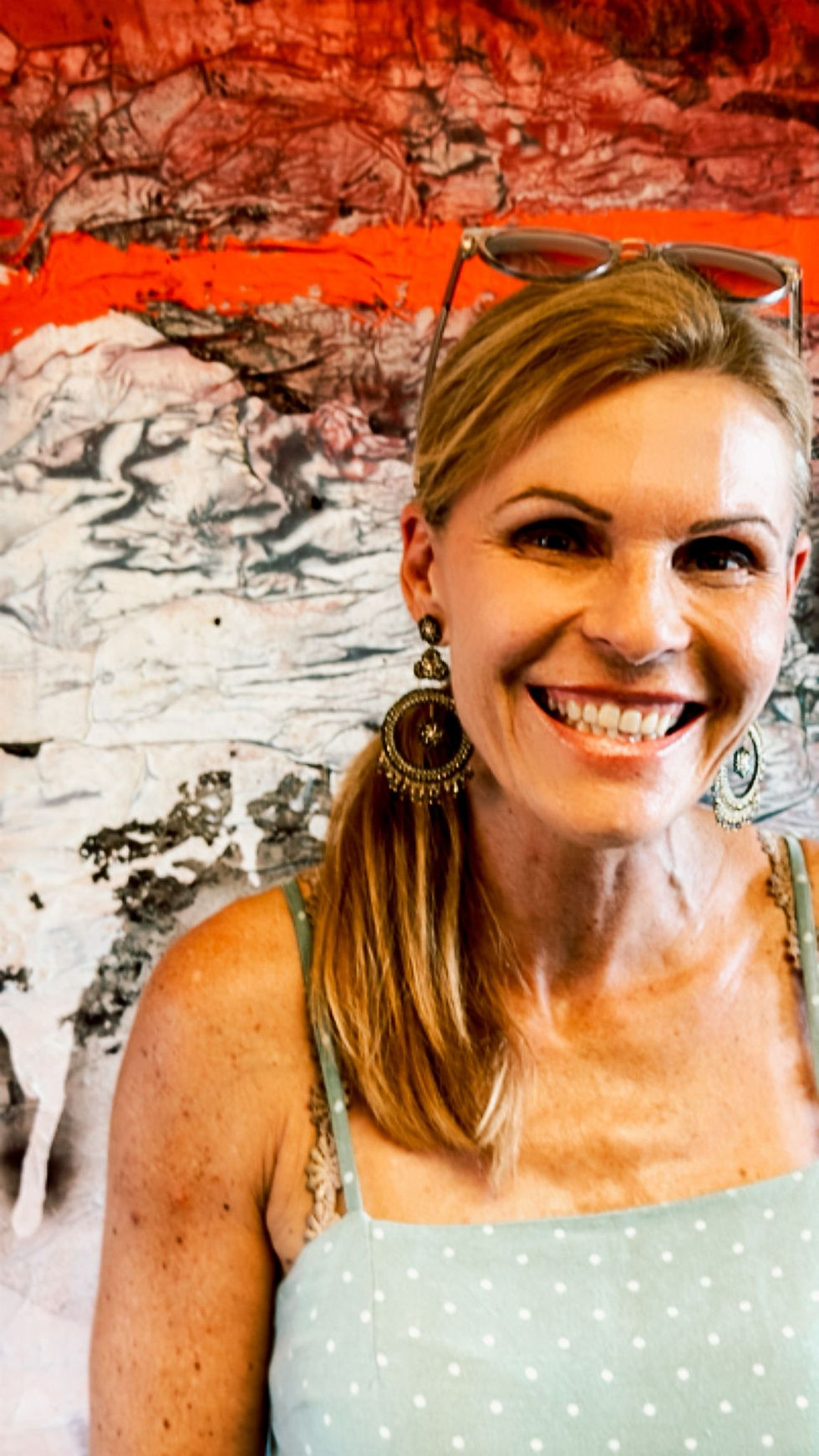 Angela Pinelli vor einem ihrer Kunstwerke