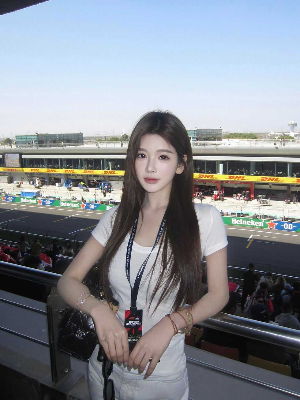 带 Local Party Girl 去雪邦看 Bahrain 出资的 F1,为什么一定要坐 Main Grandstand呢?!