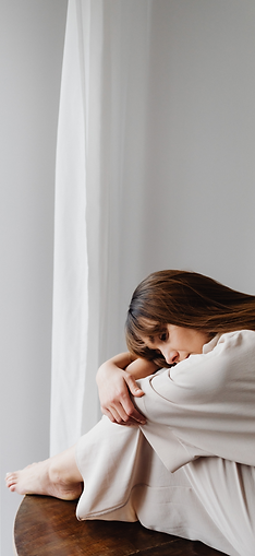 Deuil périnatal femme triste
