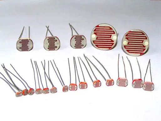 Gambar: Berbagai jenis sensor LDR (Light Dependent Resistor) dengan ukuran dan bentuk berbeda untuk sistem lampu otomatis.