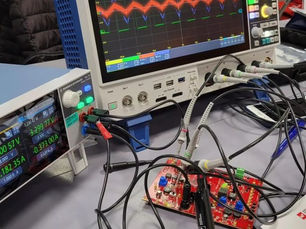 Gambar: Setup pengujian proyek Arduino dengan oscilloscope dan multimeter digital menampilkan pengukuran tegangan dan arus.