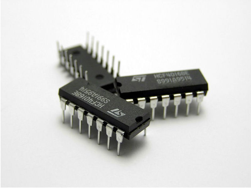 Gambar: 3 komponen Integrated Circuit (IC) untuk rangkaian elektronika.