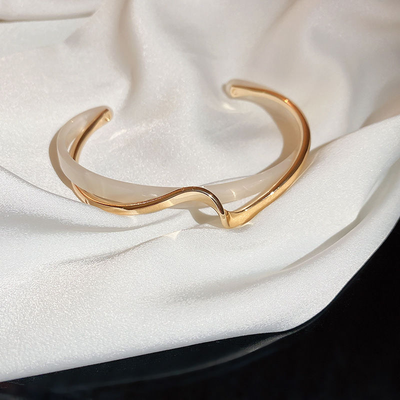 Thumbnail: Néréide Wave Cuff
