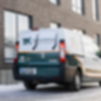 Valkoinen huoltoauto ja "kodin huolto" modernin talon edessä.