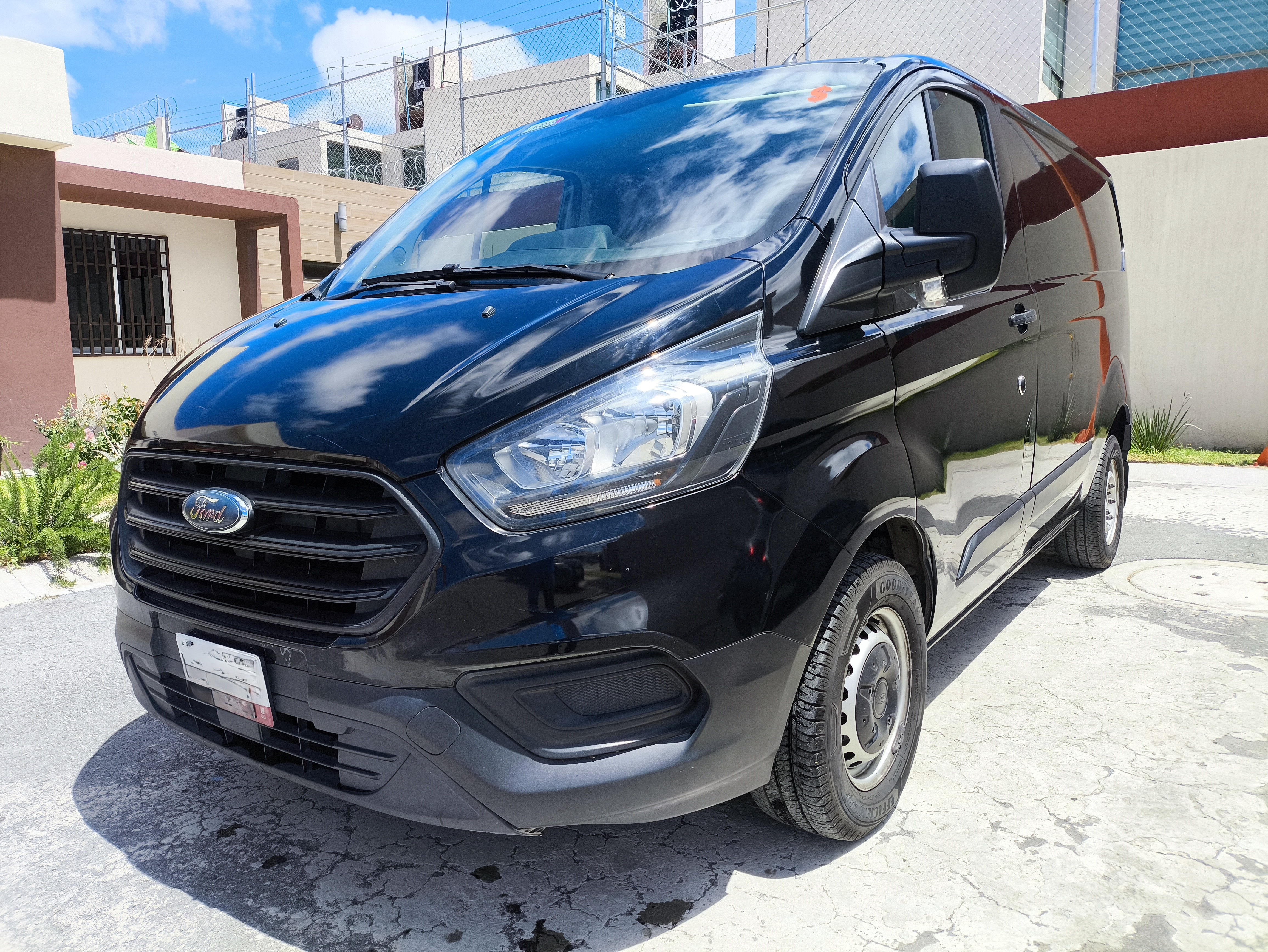 Lote 9 Camioneta Ford Transit Custom 2019
