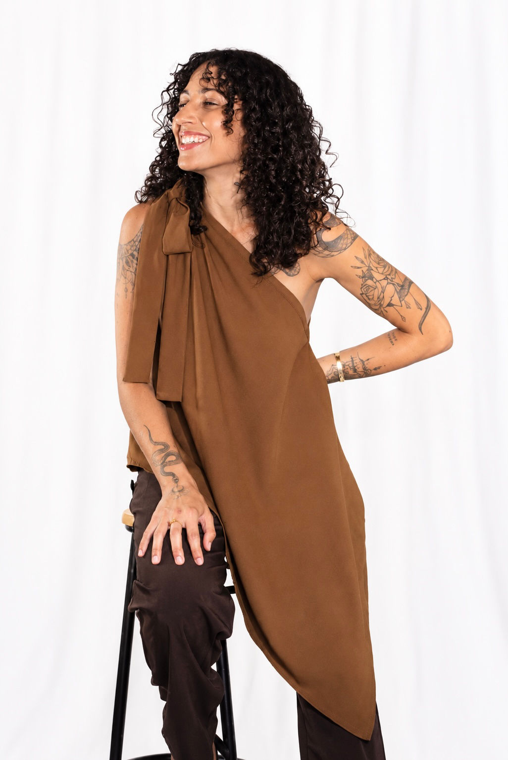 BLUSA ASSIMÉTRICA CARAMELO 