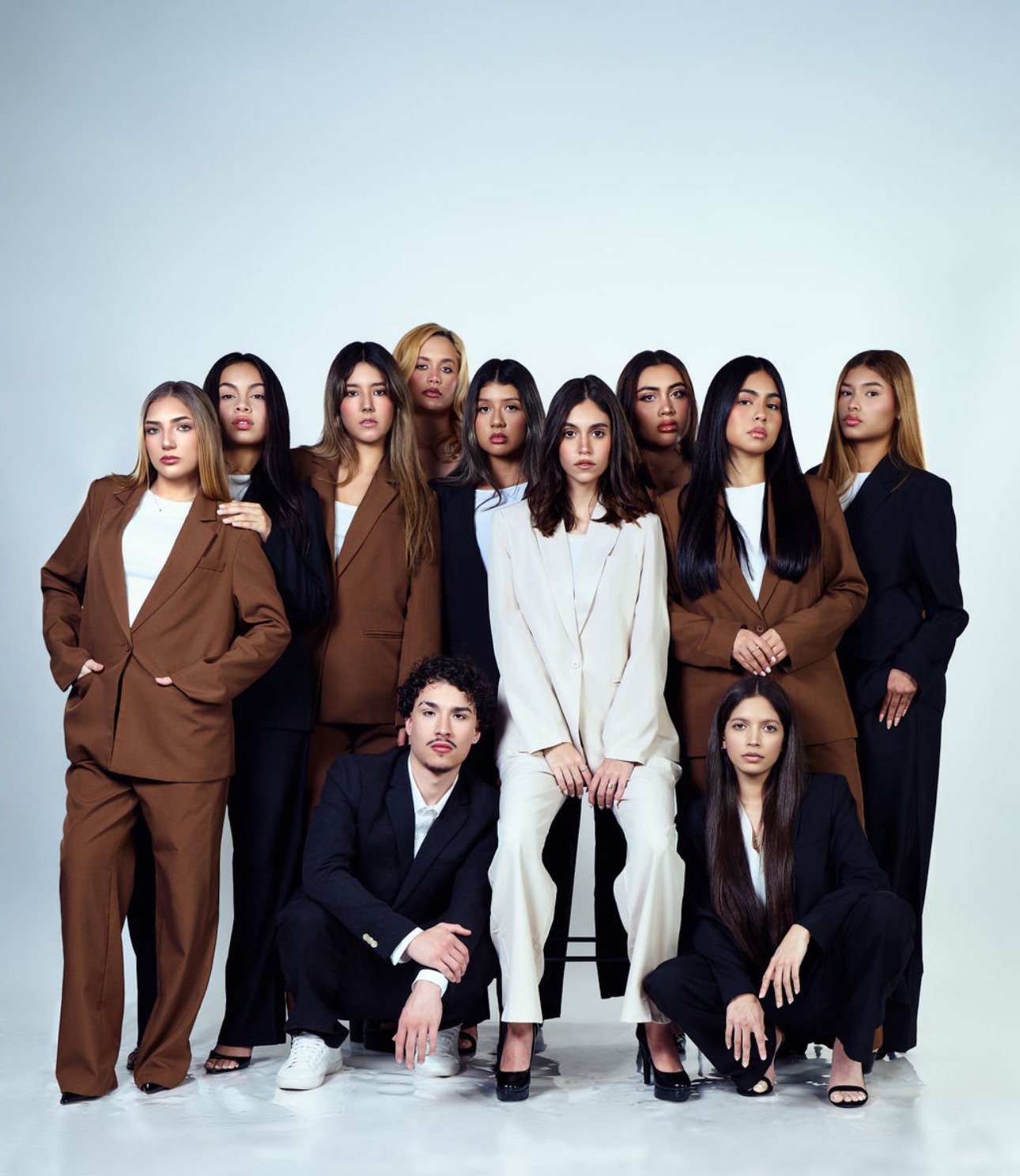Estudiantes de UMG Model Academy posando con blazers en un ambiente editorial de moda
