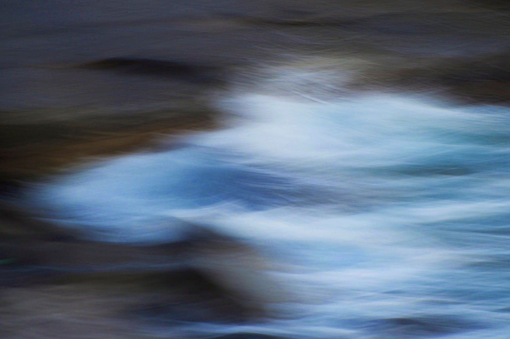 Photo d'une vague bleue sur fond marron à Saint Jean de Luz