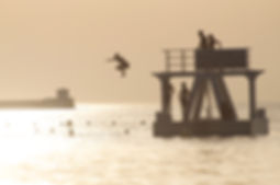 photo d'un plongeon à Saint Jean de luz au coucher de soleil sépia