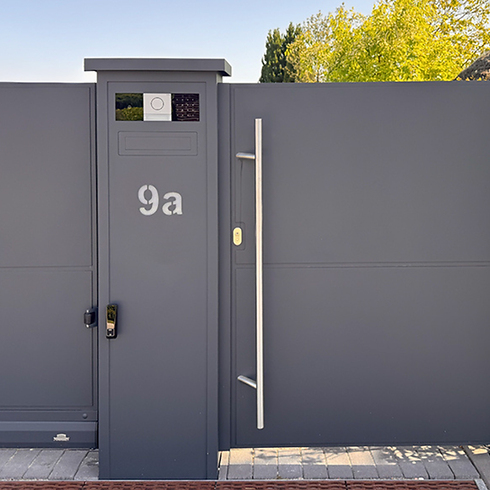 Kommunikationspfosten mit Briefkasten, Hausnummer und Video-Sprechanlage für eine moderne Einfahrt
