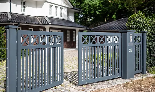 Aluminium-Flügeltor mit moderner Linienführung im Landhausstil