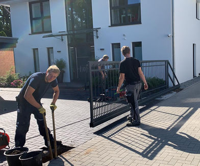 Montageteam installiert Nordzaun Toranlage – Qualität aus Deutschland