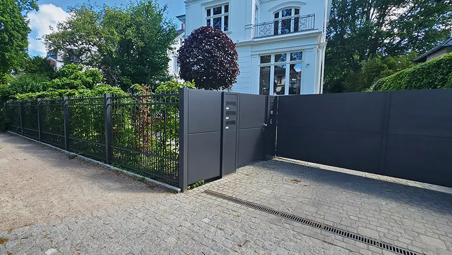 Alumniumtor blickdicht vor Altbauvilla