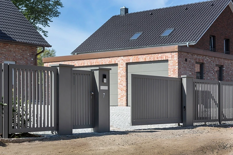 Nordzaun - Modell Sylt, Schiebetor mit Kommunikationspfosten und Eingangstor, Zaunanlage, Aluzaun, Alutor,  Gartentor, Einfahrtstor, Zaunbau nahe Hamburg