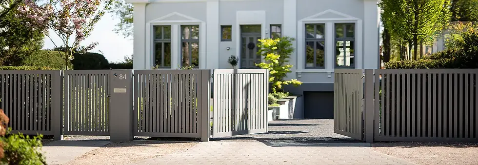 Individuelles Flügeltor aus Aluminium als moderne Grundstückseinfahrt