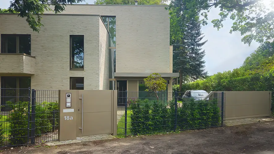 Zaun in Sonderfarbe. Passend zur Hausfassade
