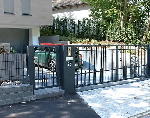 Stahl-Toranlage mit geradlinigem Design, hochwertiger Pulverbeschichtung und integriertem Kommunikationspfosten.