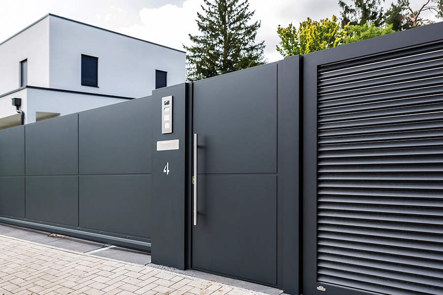 Minimalistisches Einfahrtstoraus Aluminium, Sichtschutz, Schiebetor