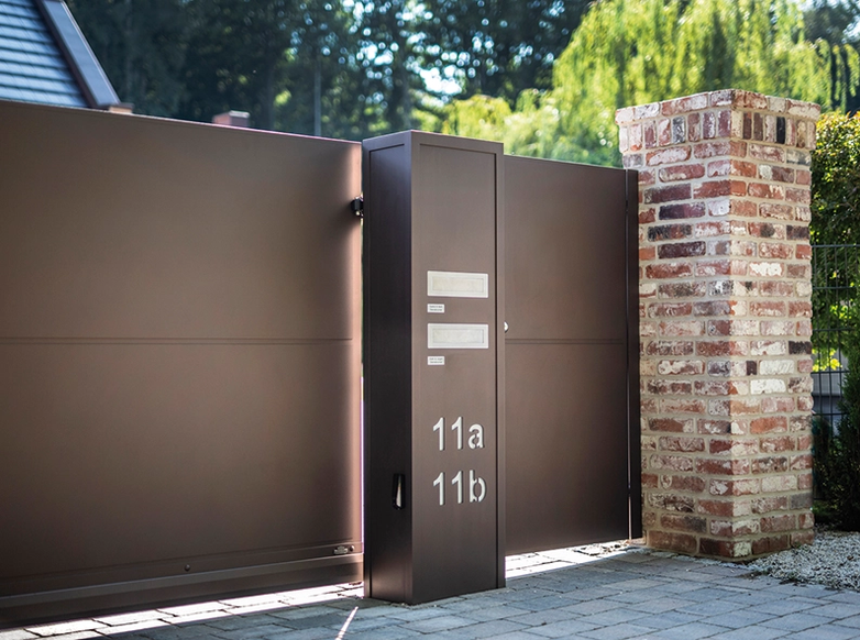 Nordzaun - Modell Oslo, Schiebetor aus Aluminium - blickdicht, Sichtschutz, Kommunikationspfosten mit integriertem Briefkasten, Zaunbau nahe Hamburg