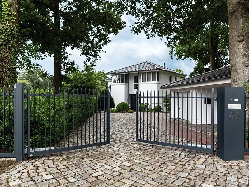 Flügeltor aus Aluminium mit Antriebstechnik