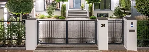 Flügeltor aus Stahl mit zwei Torflügeln or einem beleuchtetem Haus