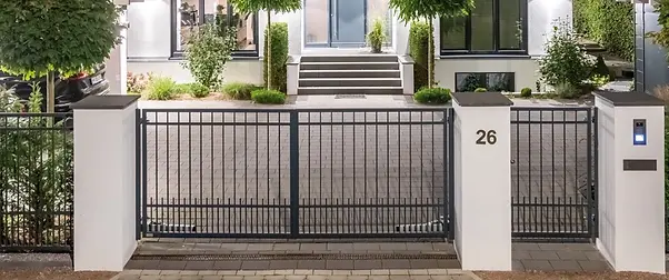 Zweiflügeliges Flügeltor vor einer modernen Grundstückseinfahrt
