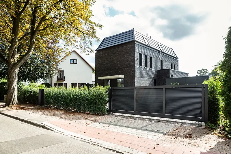 Schiebetor aus Aluminium blickdicht
