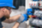 Elektriker arbeitet am Stromkasten