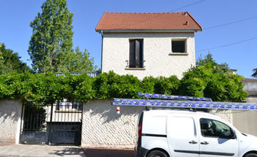 Toiture entièrement neuve à  Saint-Maur-des-Fossés, réalisée par les artisans de l'entreprise DEBARD COUVERTURES à Gournay-sur-Marne, Saint-Maur-des-Fossés et alentour. Spécialisé dans les travaux de toiture, gouttière, maçonnerie, charpente, échange de tuiles, étanchéité, urgence fuite, devis et déplacement gratuit.  