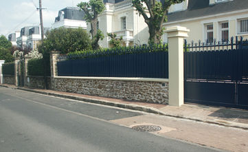 Un mûr, ses joints et son festonnage après des travaux de rénovations, nettoyage du mûr, pose de nouveaux joints et peinture, résultats remarquable, effectuer par les artisans de l'entreprise DEBARD COUVERTURES à Gournay-sur-Marne et Saint-Maur-des-Fossés, spécialisée dans les travaux de toiture, charpente, cheminée, nettoyage, réparation et pose en neuve de gouttière zinc et P.V.C, maçonnerie, peinture et ravalement.