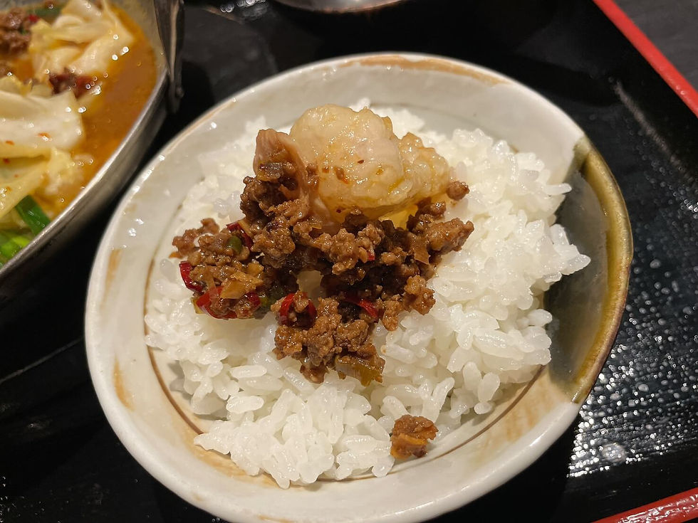 辛ミンチともつをオンザライスに