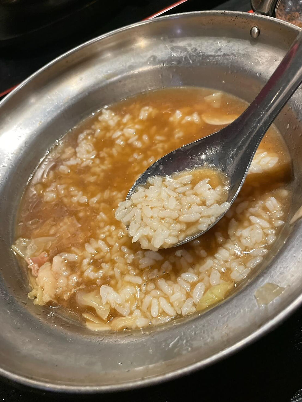 もつ鍋しょうゆスープにインザライス