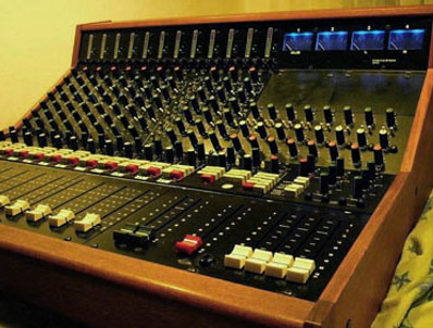 SoundSound Recording Studio Chilton QM3 Mixing Desk