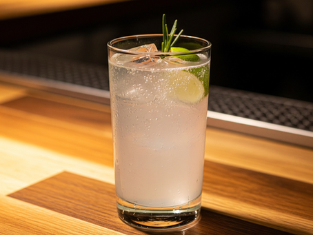Highball-Cocktail auf einer Holztheke