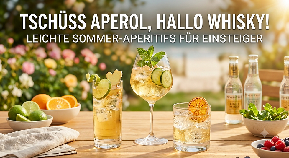 Drei leichte Whisky-Aperitifs stehen auf einem sonnigen Holztisch im Garten, garniert mit frischer Minze, Gurkenscheiben, Ingwer und Orange. Daneben stehen Mixer-Flaschen sowie Schalen mit Limetten und Beeren. Im Hintergrund glänzt ein Sommergarten unter dem weiß geschriebenen Blog-Titel.
