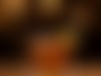 Ein Rye Orleans Cocktail mit Rye Whiskey, elegant präsentiert mit Zitronenzeste in einem klassischen Barbereich