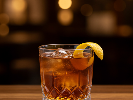 Ein Rye Orleans Cocktail mit Rye Whiskey, elegant präsentiert mit Zitronenzeste in einem klassischen Barbereich