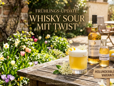 Ein Frühlings-Update für Whisky Sour, präsentiert im blühenden Garten. Oben großer Text 'FRÜHLINGS-UPDATE: WHISKY SOUR MIT TWIST'. Auf einem Holztisch steht ein garnierter Cocktail neben Flaschen von 'High Gem' Whisky und Holundersirup. Ein Holzschild zeigt 'HOLUNDERBLÜTEN-VARIANTE'. Der Hintergrund ist ein üppiges Blumenbeet unter warmem Sonnenlicht.