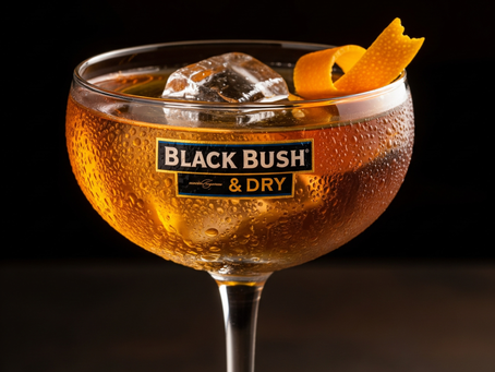 Ein 'Black Bush & Dry' Cocktail in einem gekühlten Coupe-Glas, garniert mit Orangenschale, auf dunklem Hintergrund.