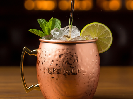 Ein 'Irish Mule' Cocktail in einem Kupferbecher, garniert mit frischer Minze und einer Limettenscheibe.